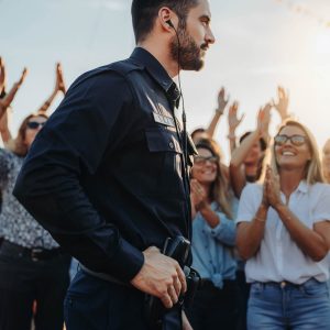 Firefly_Securitymitarbeiter während einer Open-Air-Veranstaltung, die die Feierende, jubelnde 214370