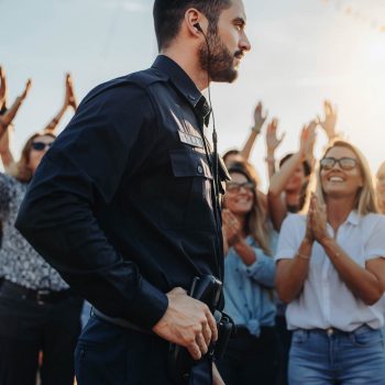 Firefly_Securitymitarbeiter während einer Open-Air-Veranstaltung, die die Feierende, jubelnde 214370